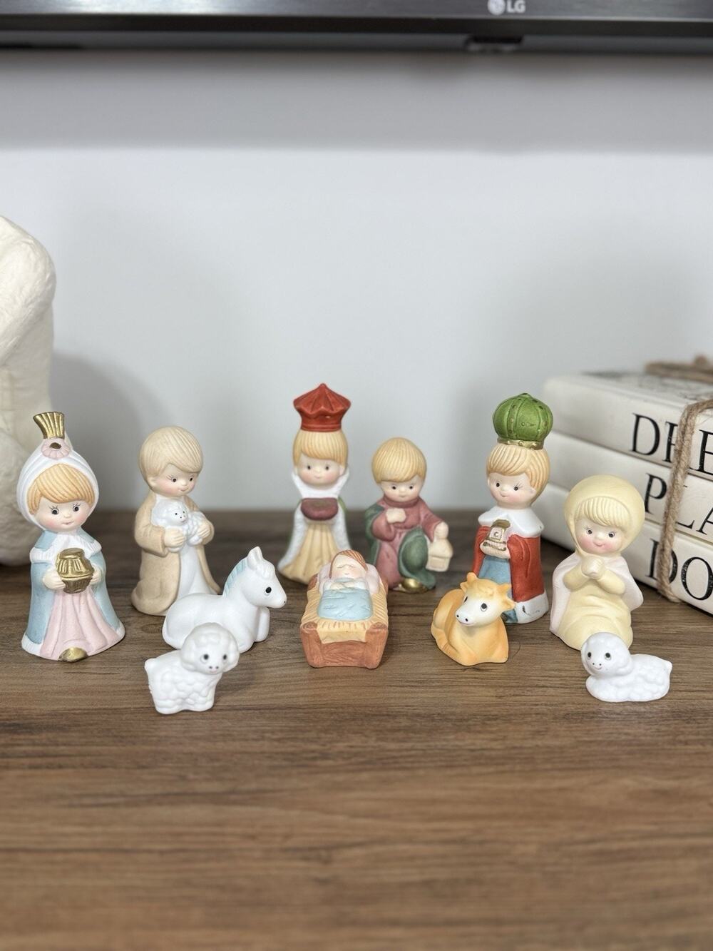 Vintage Hand Painted 11 Pc Porcelain Nativity Set Cute Kids Christmas N0502